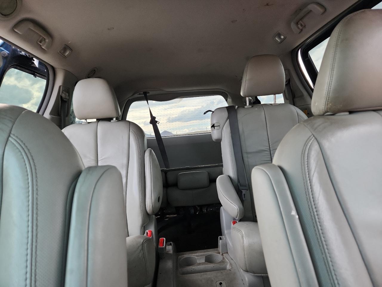 2011 TOYOTA SIENNA