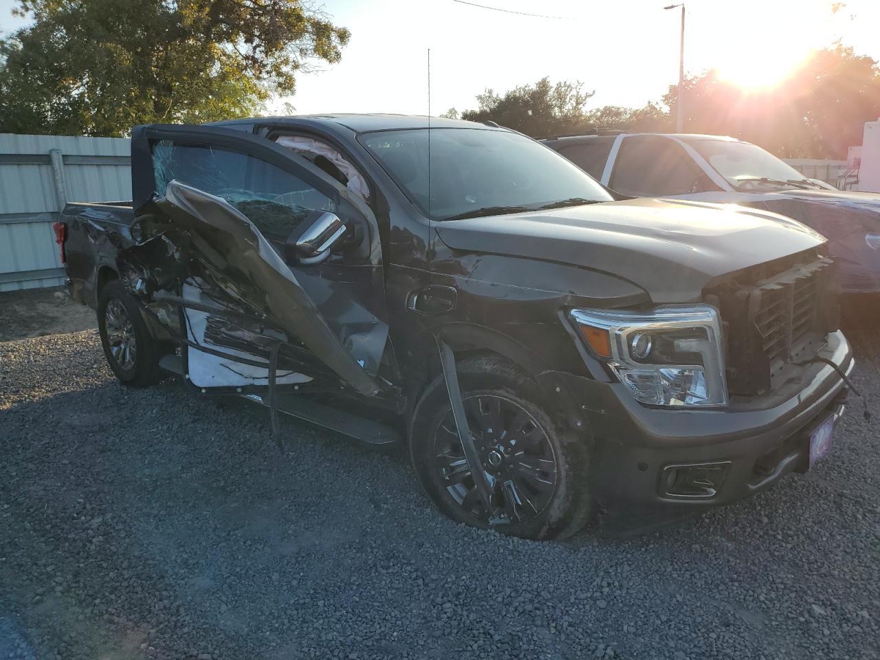 2017 NISSAN Titan