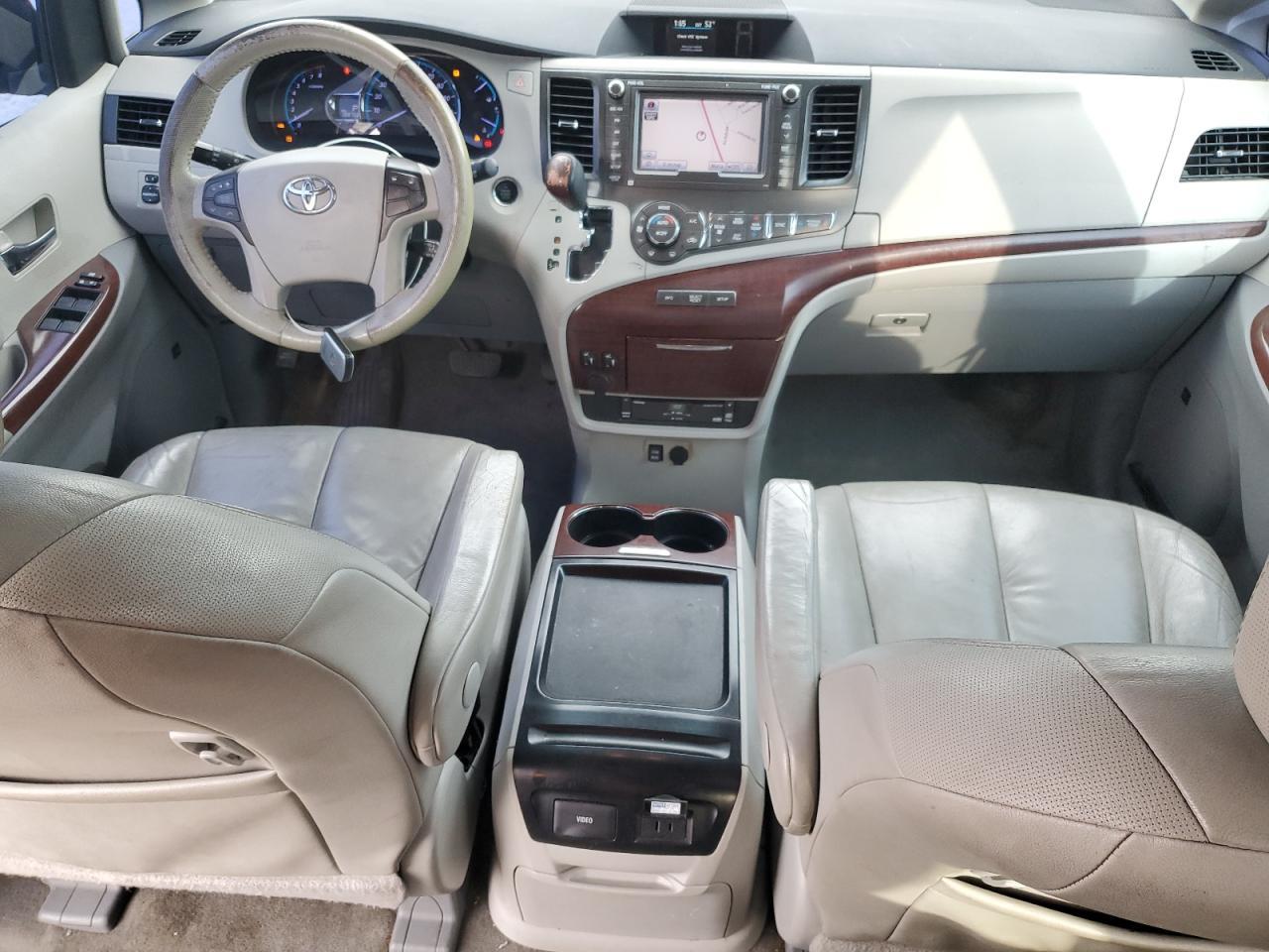 2011 TOYOTA SIENNA