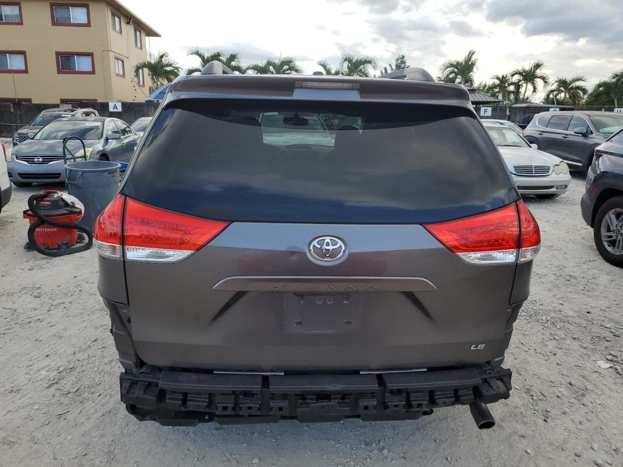 2013 TOYOTA SIENNA