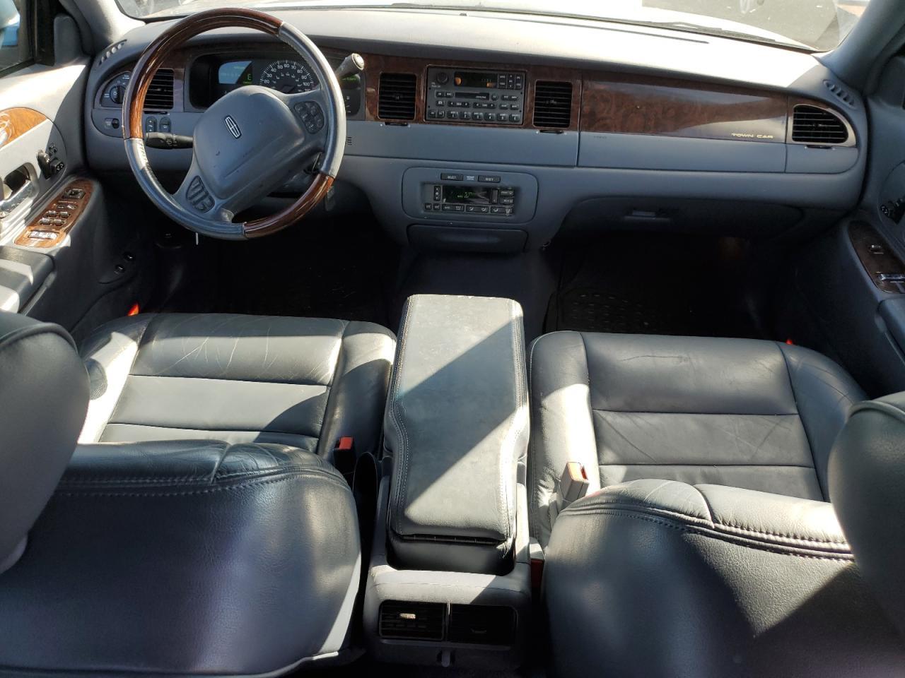 2001 LINCOLN Town Car