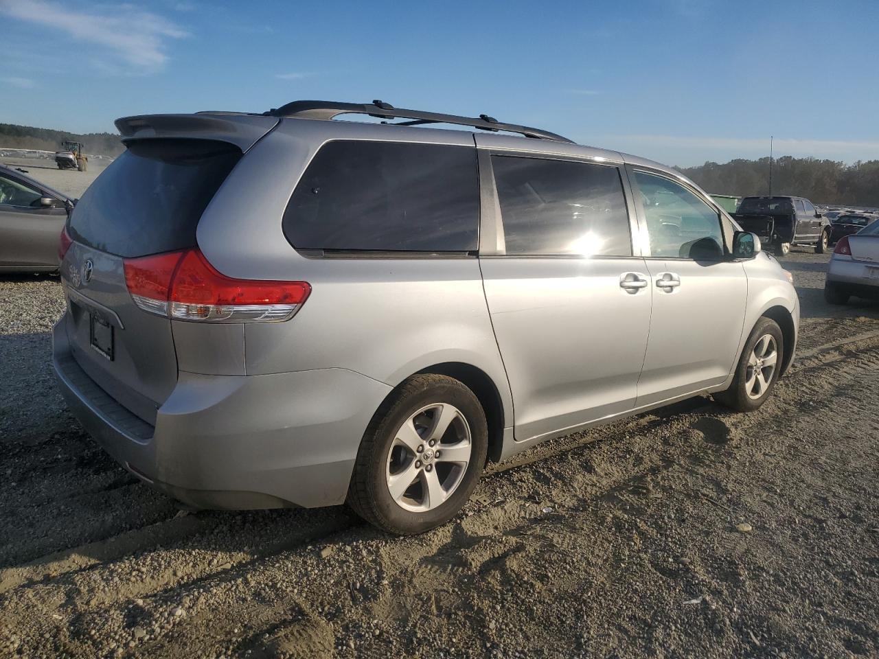 2011 TOYOTA SIENNA