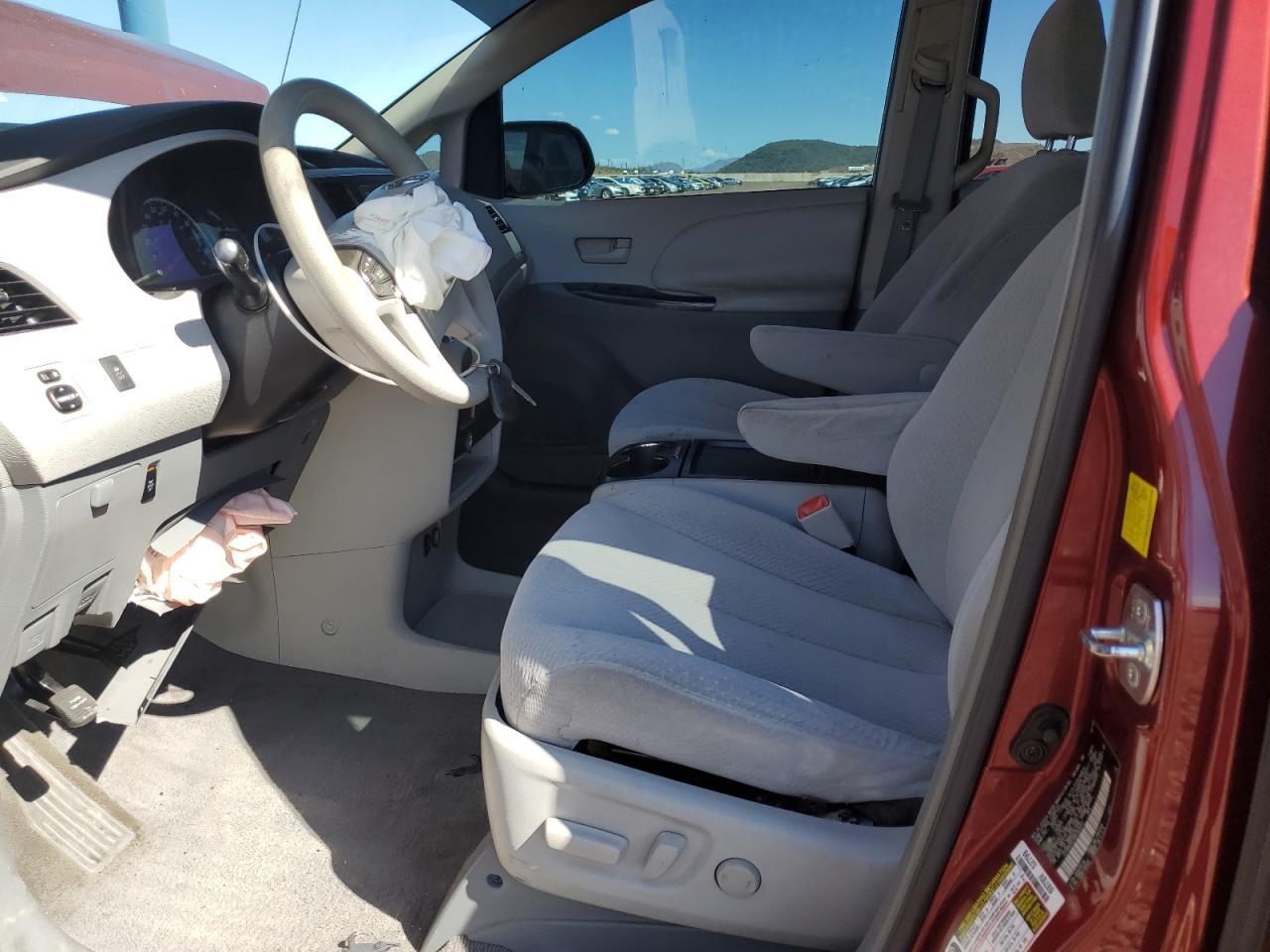 2011 TOYOTA SIENNA