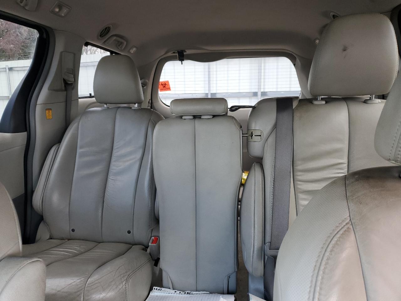 2011 TOYOTA SIENNA
