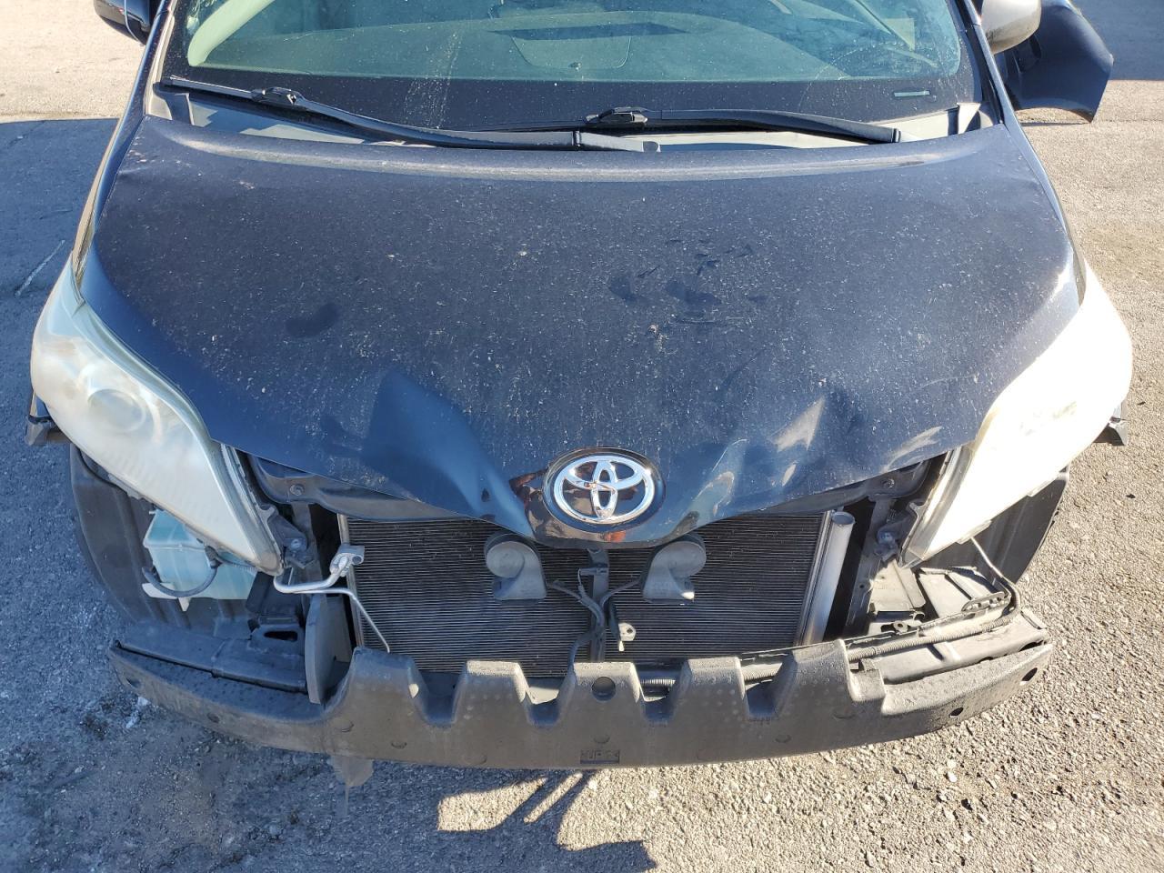2016 TOYOTA SIENNA