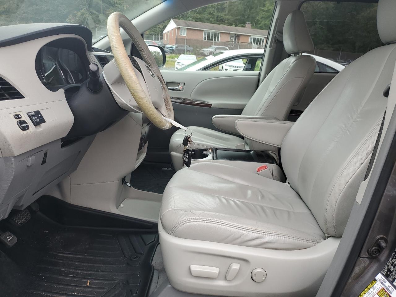 2011 TOYOTA SIENNA