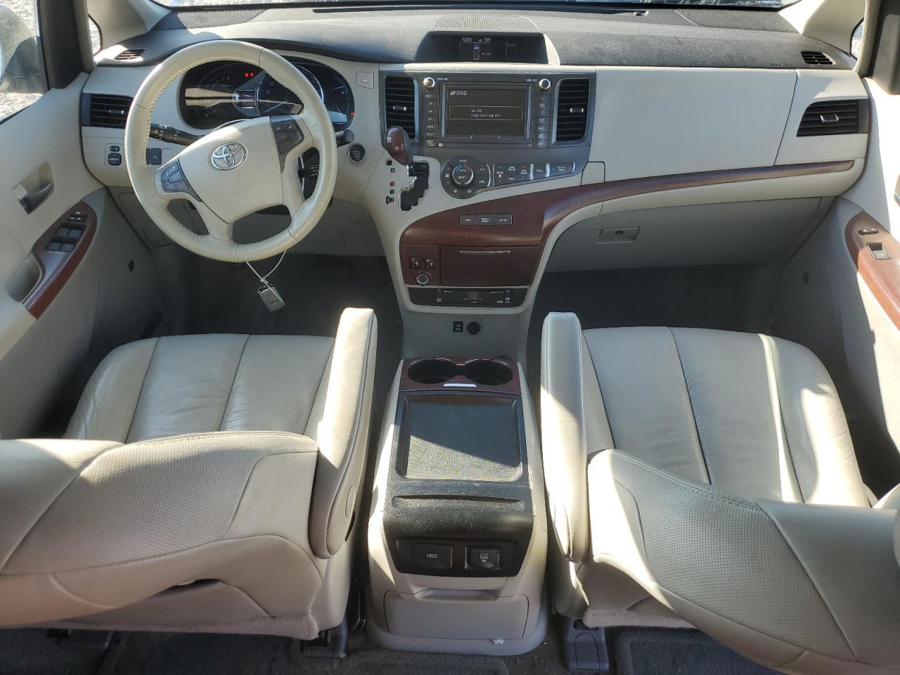 2011 TOYOTA SIENNA