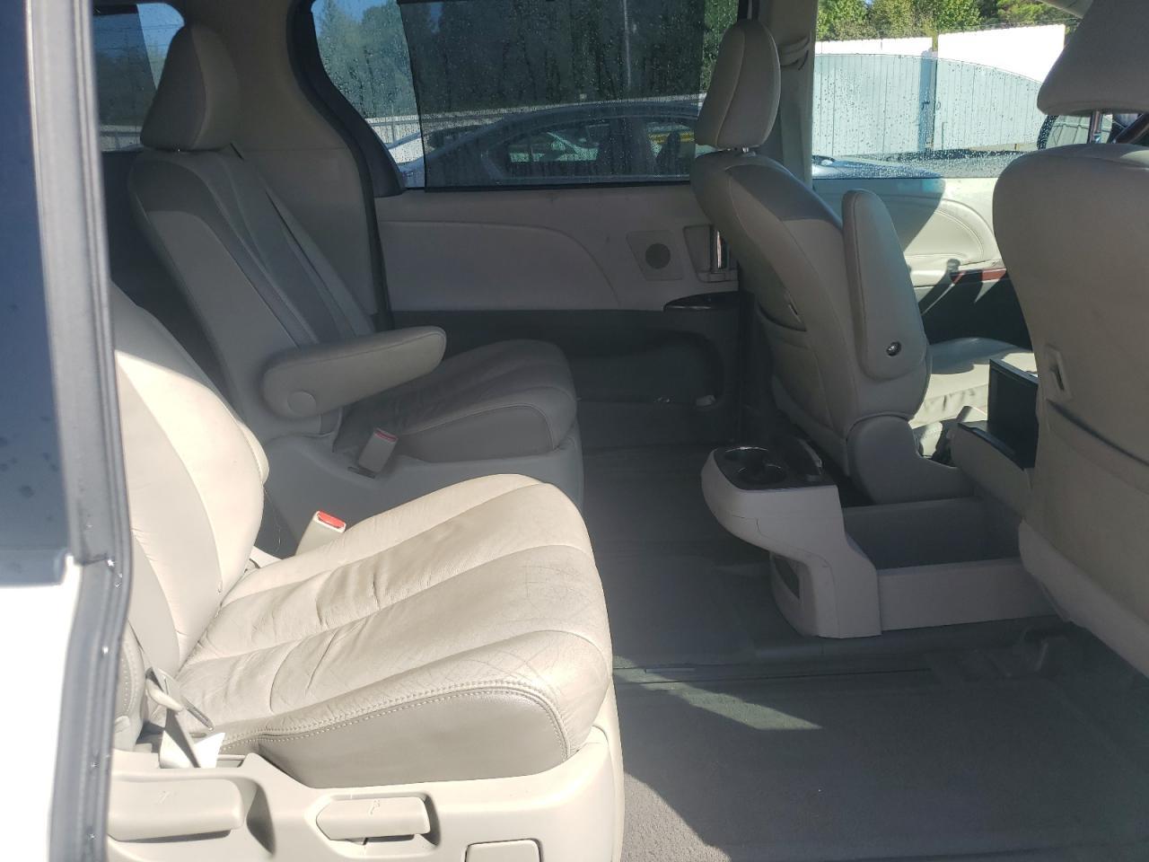 2011 TOYOTA SIENNA