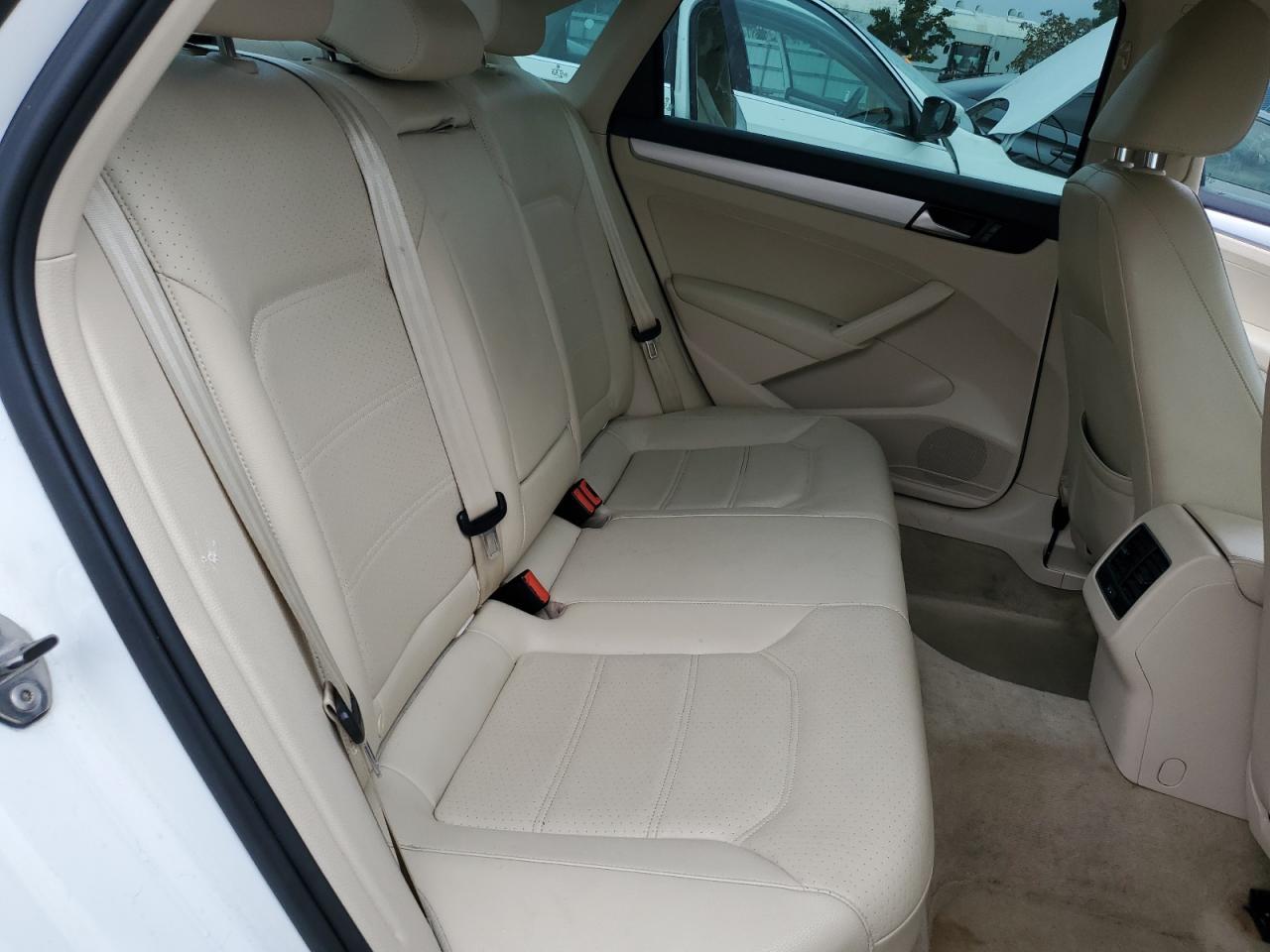 2013 VOLKSWAGEN Passat