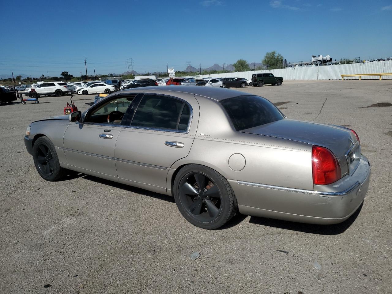 2003 LINCOLN Town Car