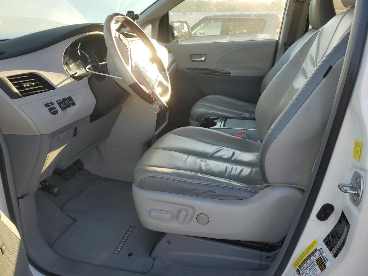 2011 TOYOTA SIENNA