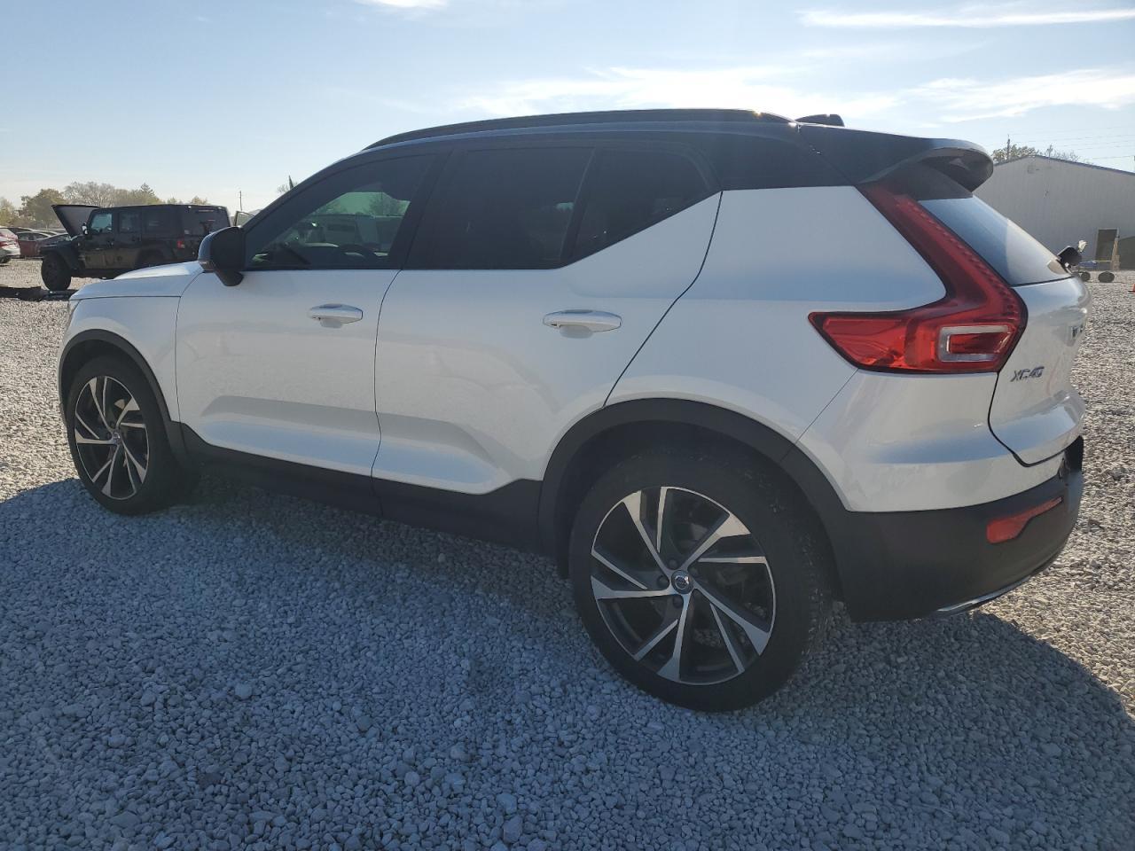 2020 VOLVO XC40