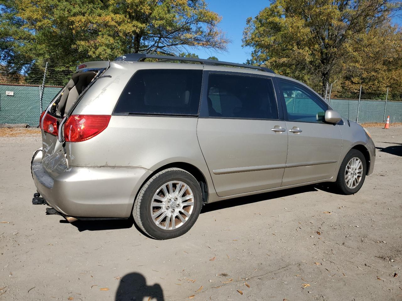 2010 TOYOTA SIENNA