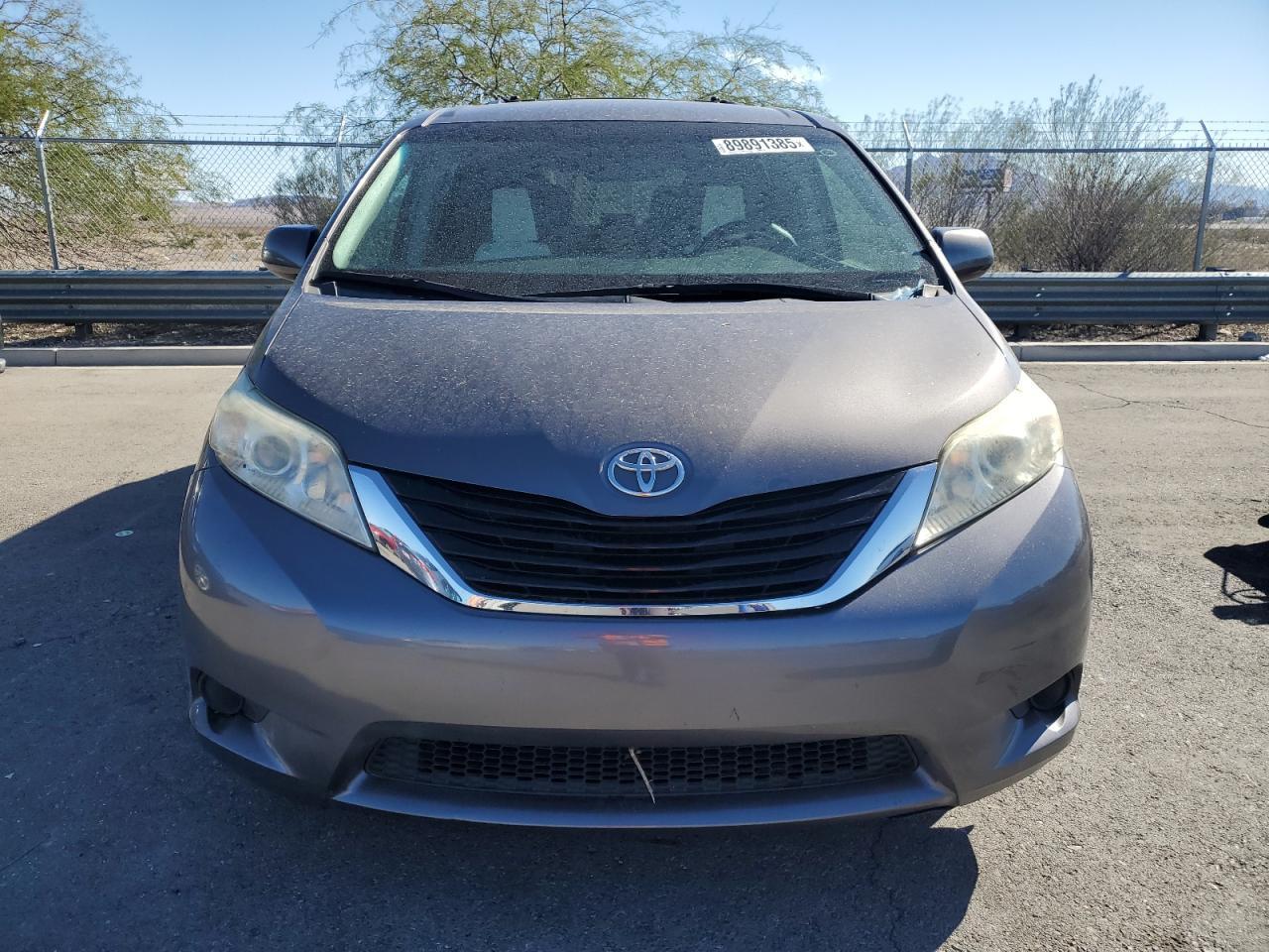2011 TOYOTA SIENNA