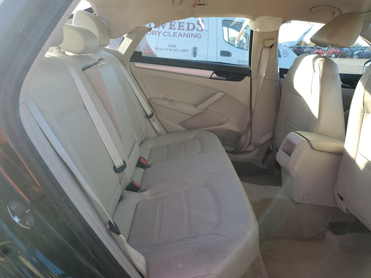 2012 VOLKSWAGEN Passat