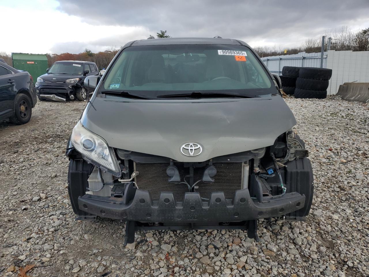 2011 TOYOTA SIENNA
