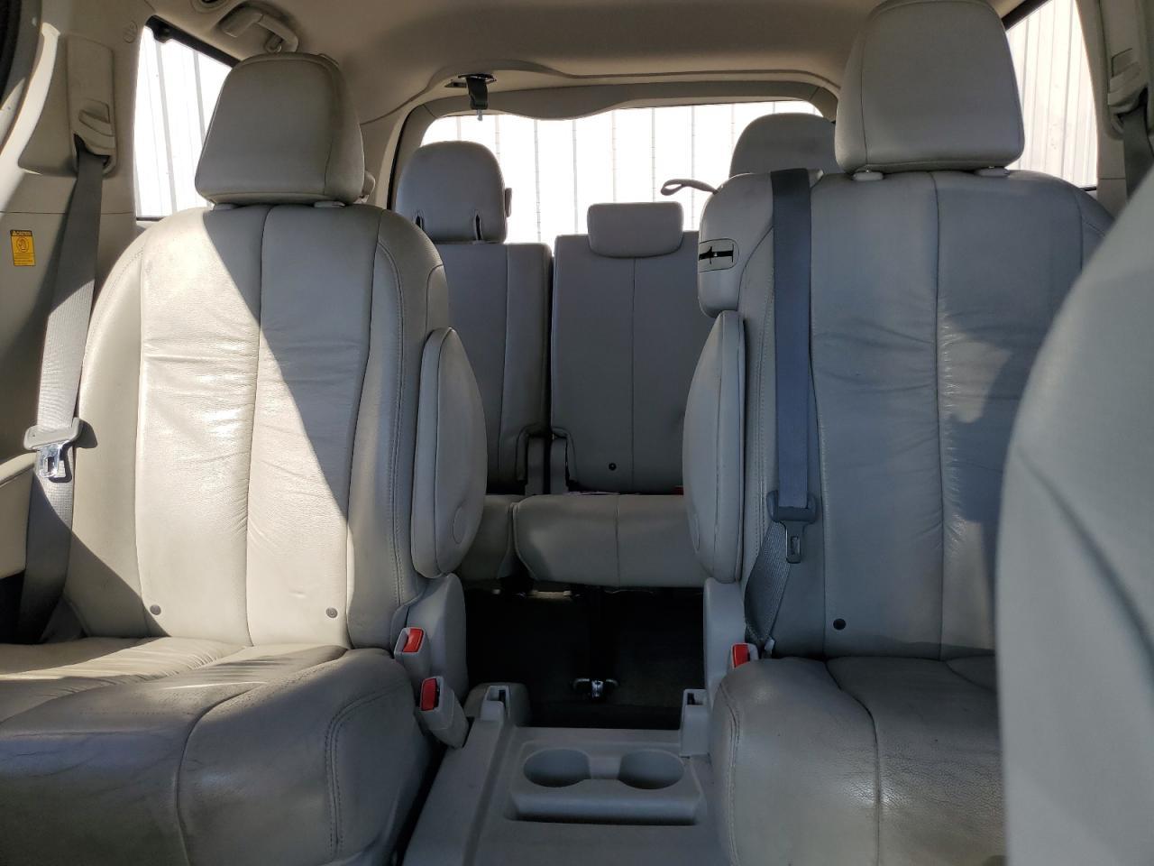 2012 TOYOTA SIENNA
