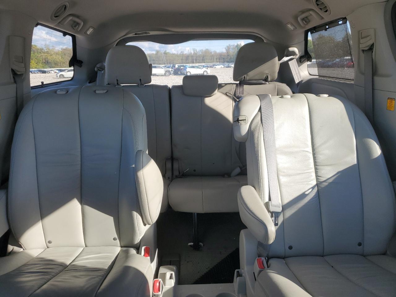 2011 TOYOTA SIENNA
