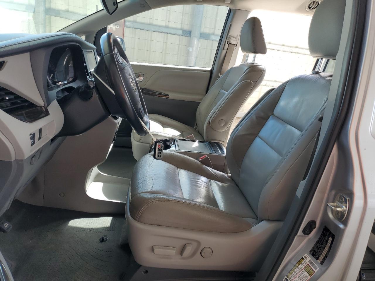 2017 TOYOTA SIENNA