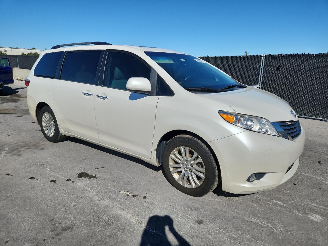 2017 TOYOTA SIENNA