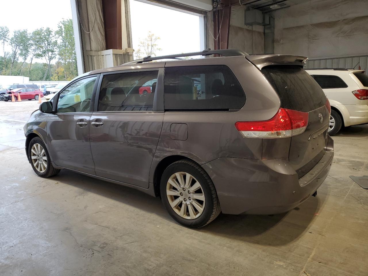2012 TOYOTA SIENNA