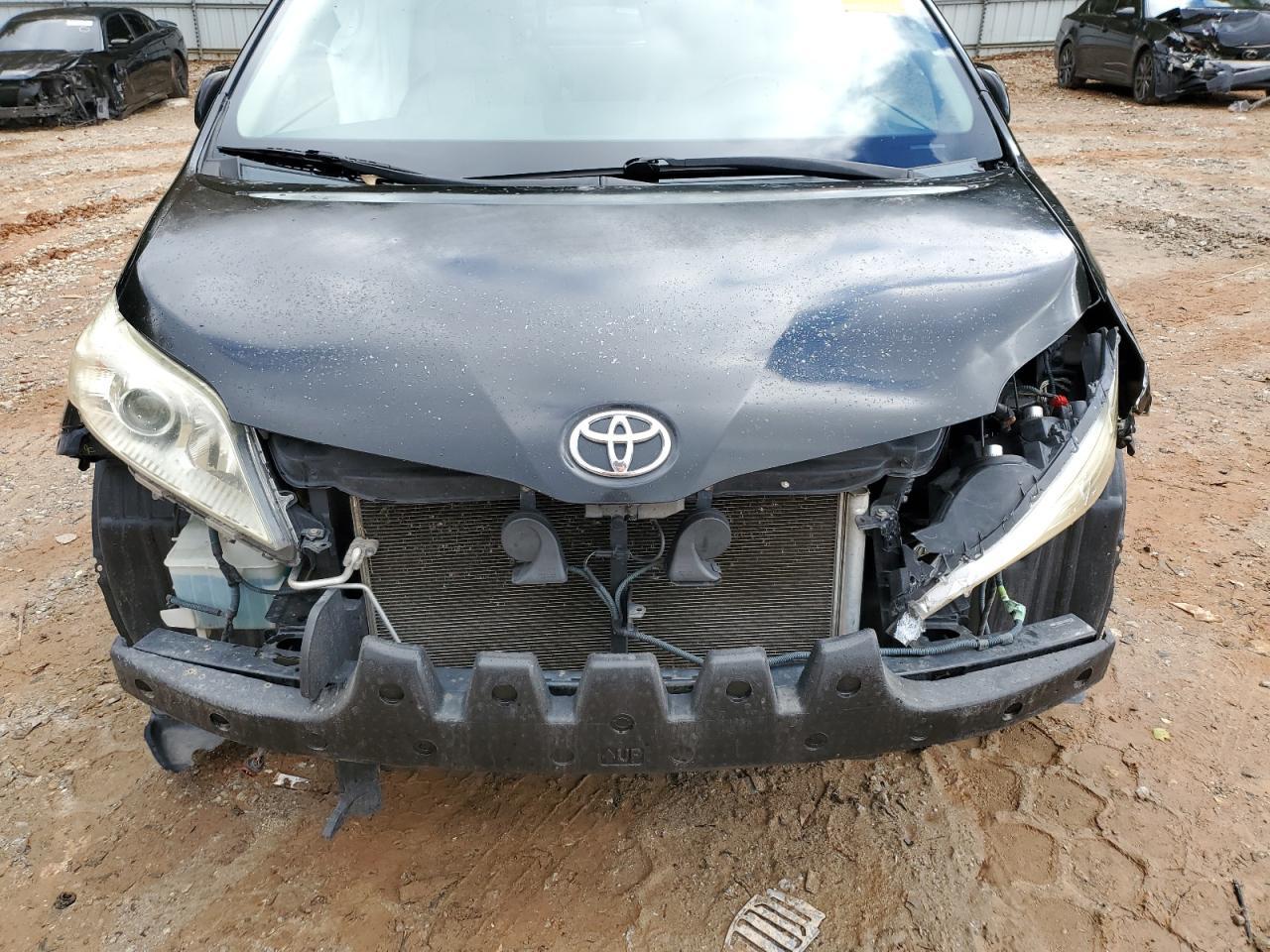 2011 TOYOTA SIENNA