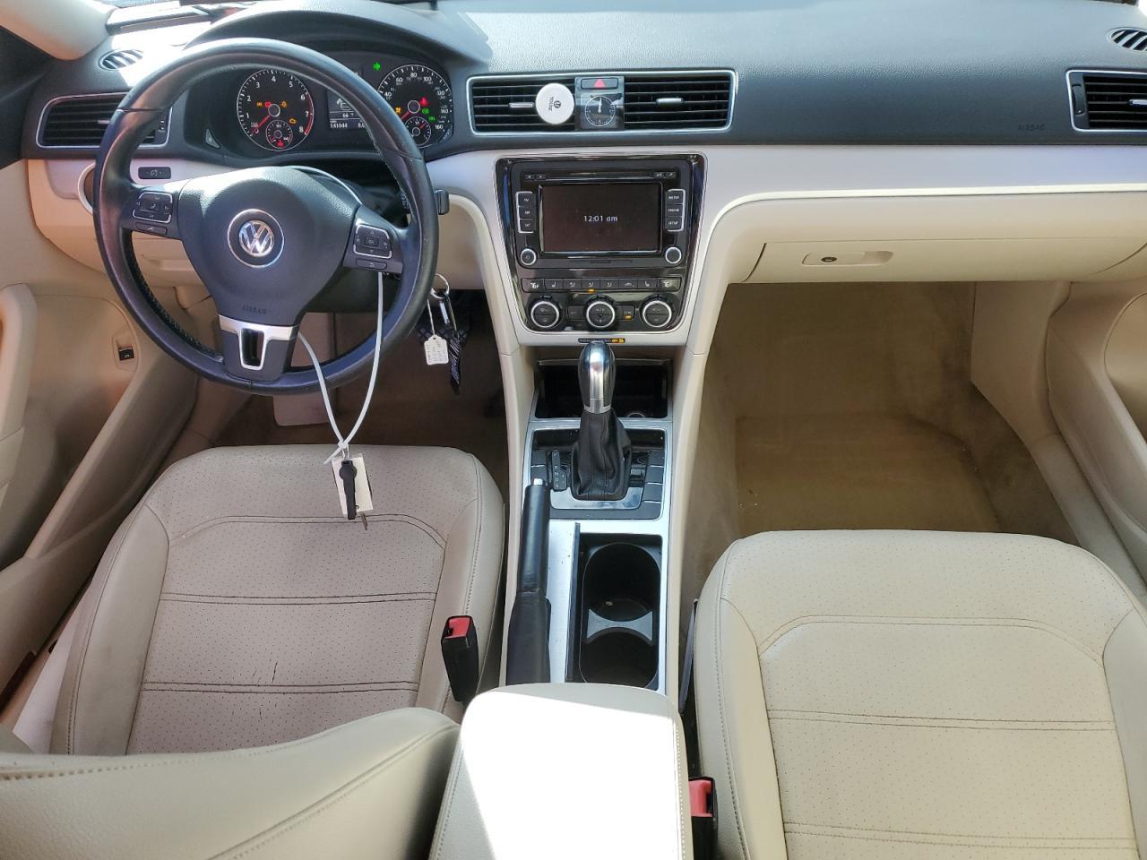 2012 VOLKSWAGEN Passat