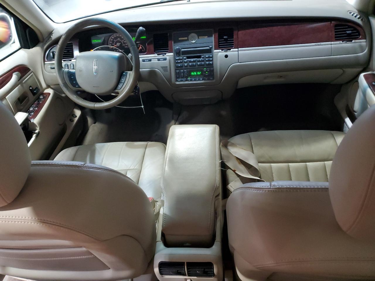 2005 LINCOLN Town Car