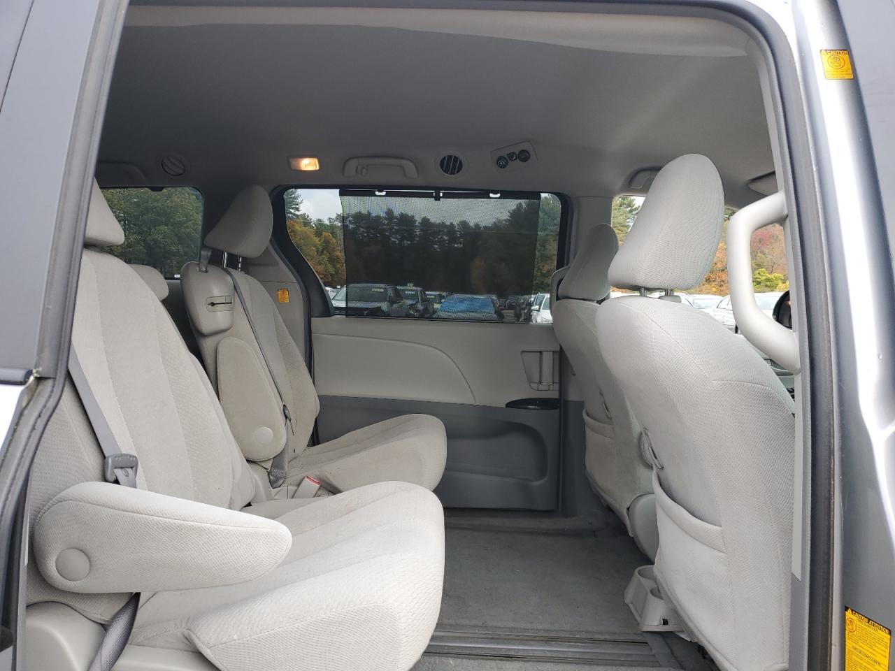 2011 TOYOTA SIENNA