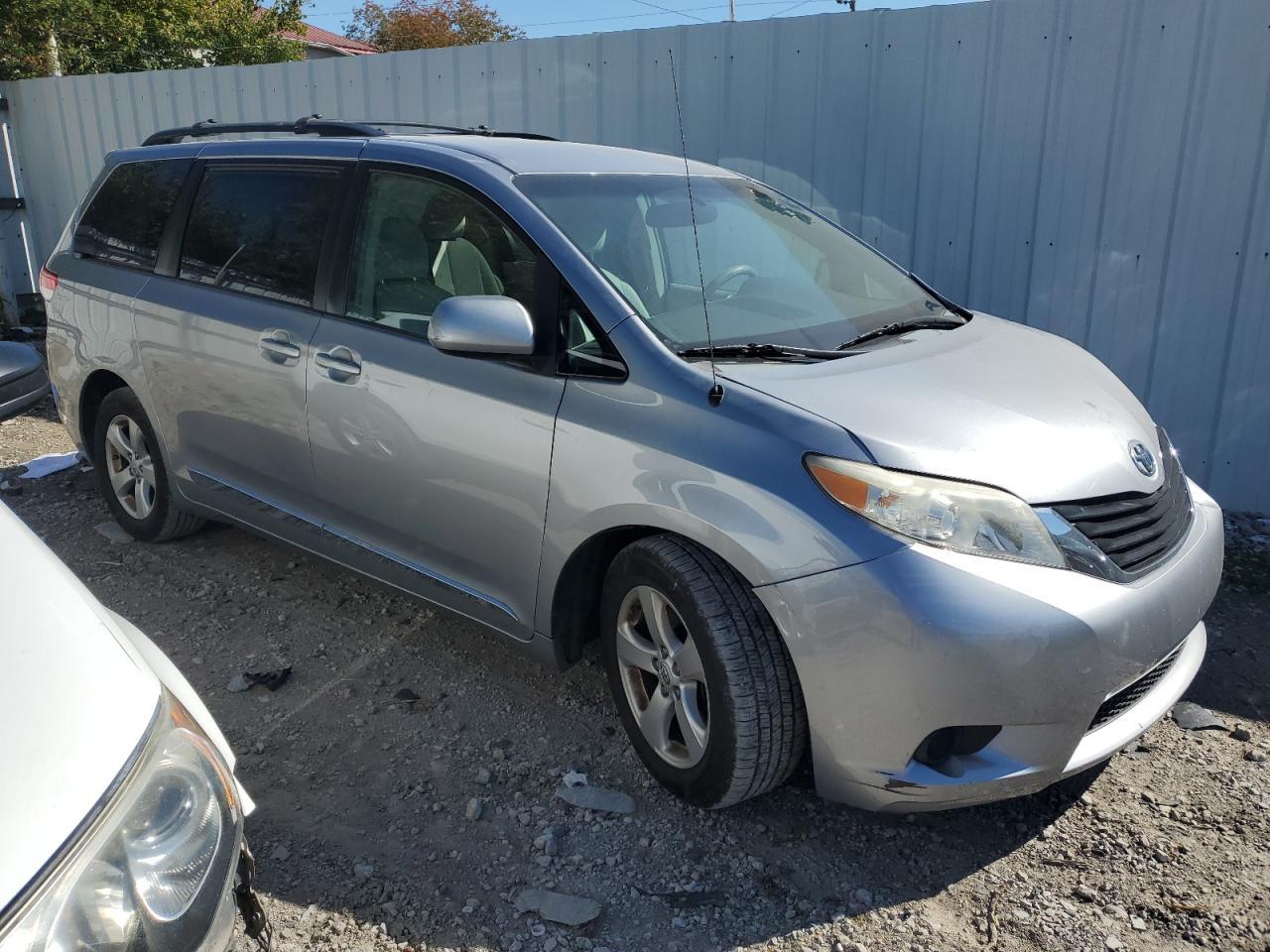 2011 TOYOTA SIENNA