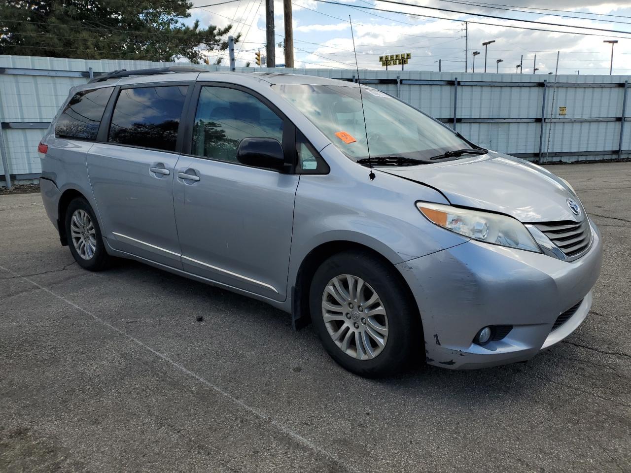 2011 TOYOTA SIENNA