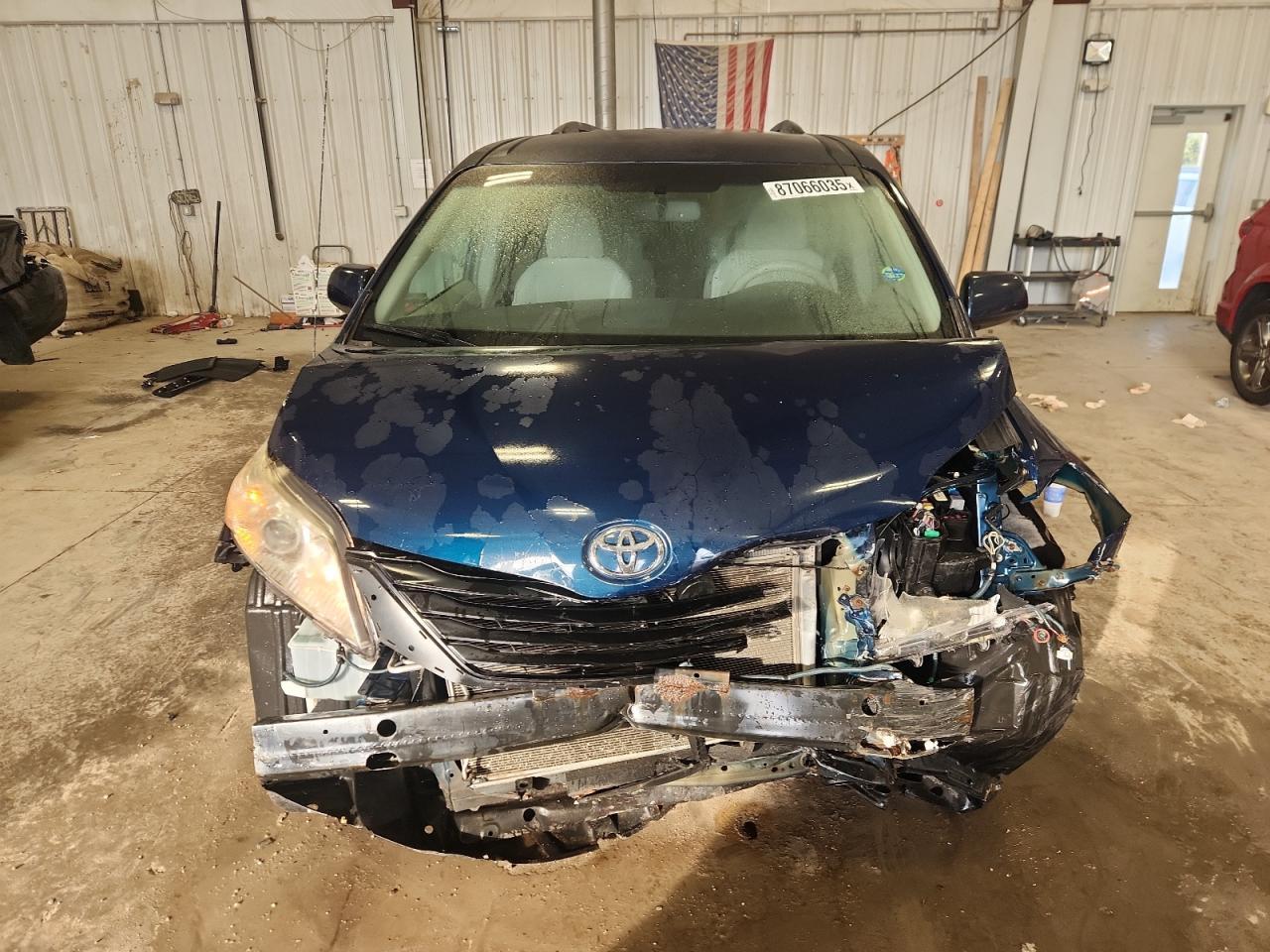 2011 TOYOTA SIENNA