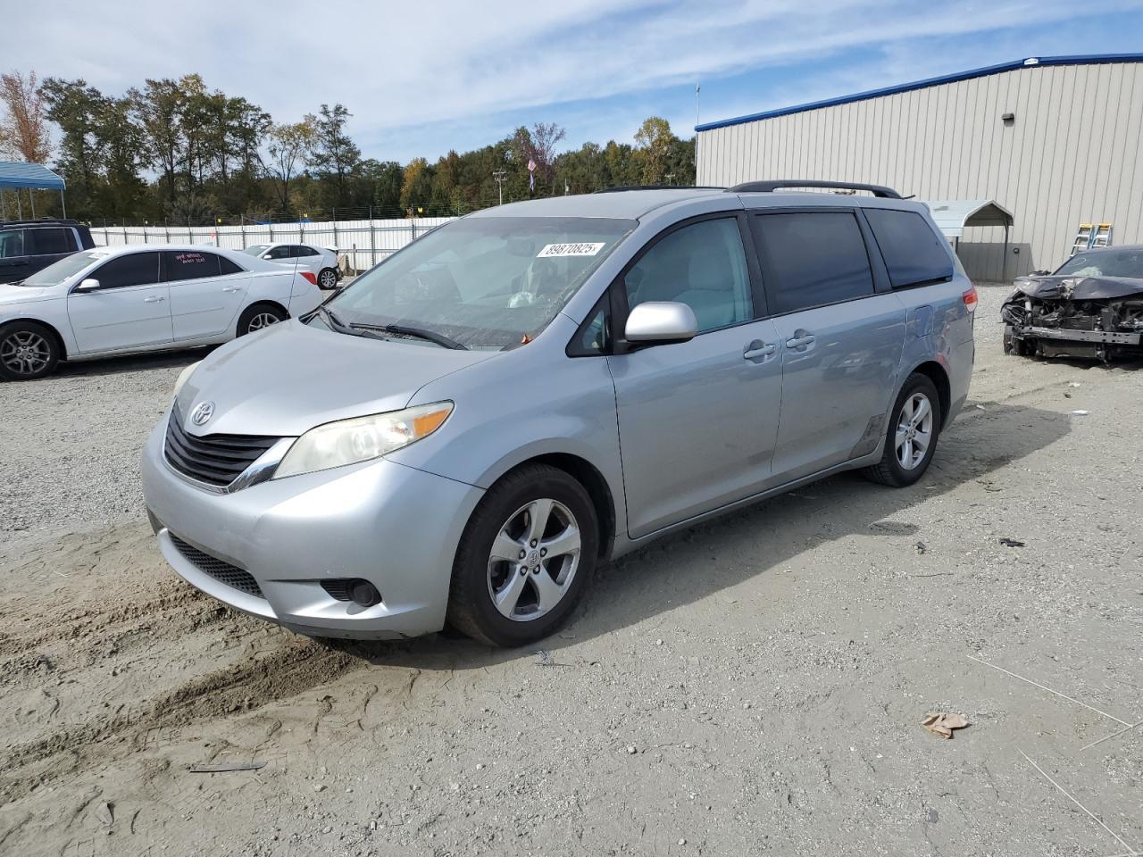 2011 TOYOTA SIENNA