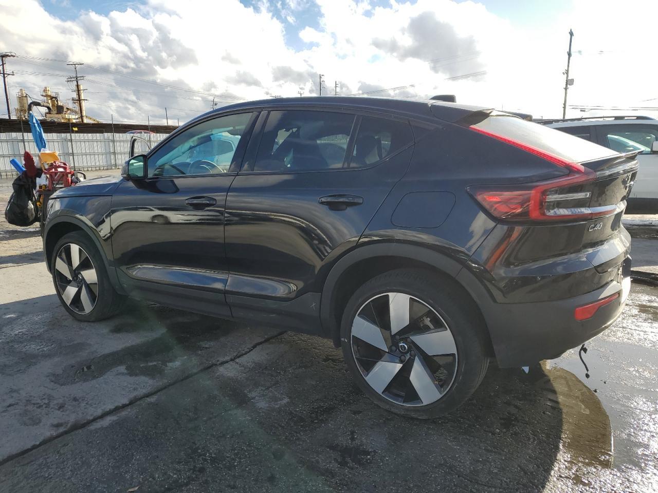 2023 VOLVO C40