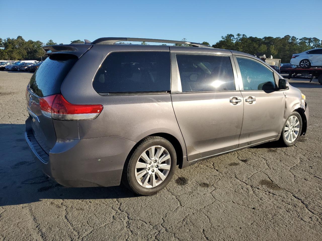 2013 TOYOTA SIENNA
