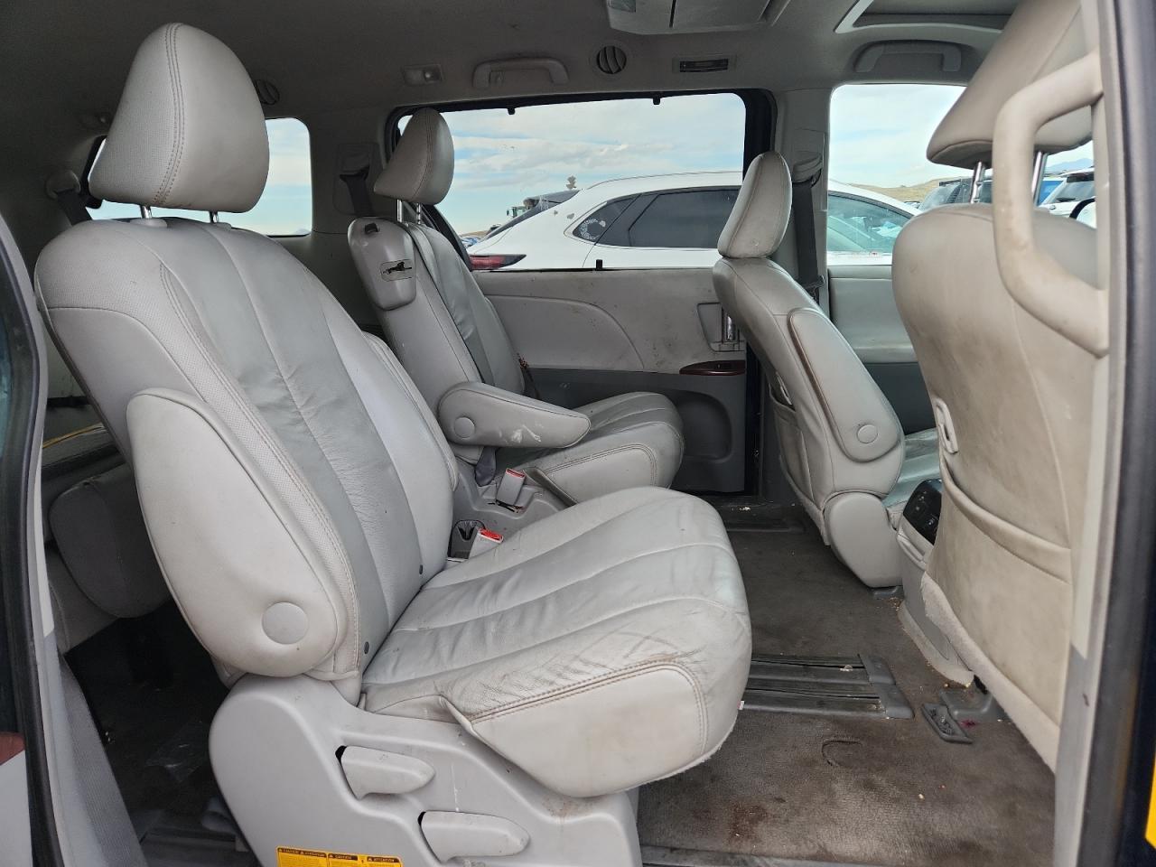 2011 TOYOTA SIENNA