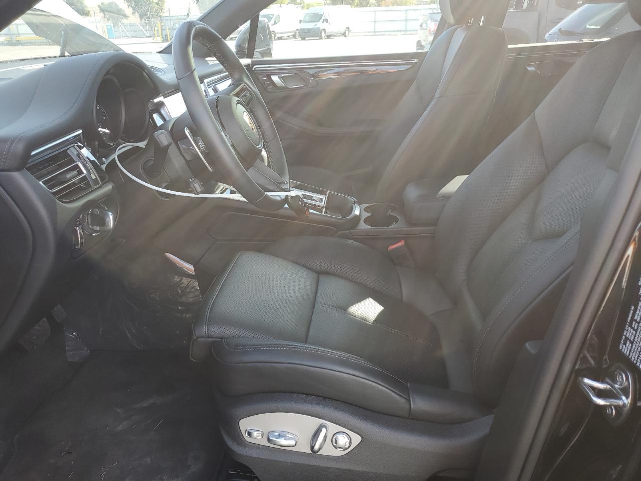 2024 PORSCHE Macan