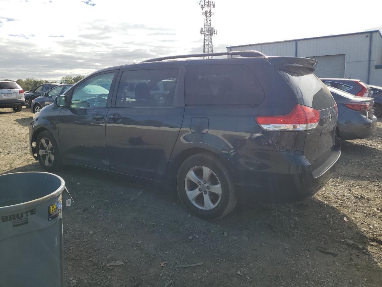 2011 TOYOTA SIENNA