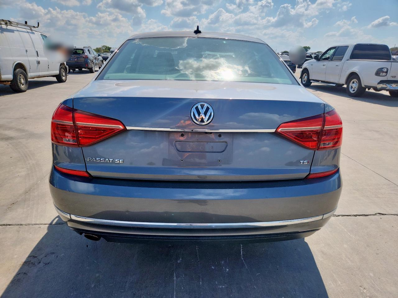 2016 VOLKSWAGEN Passat