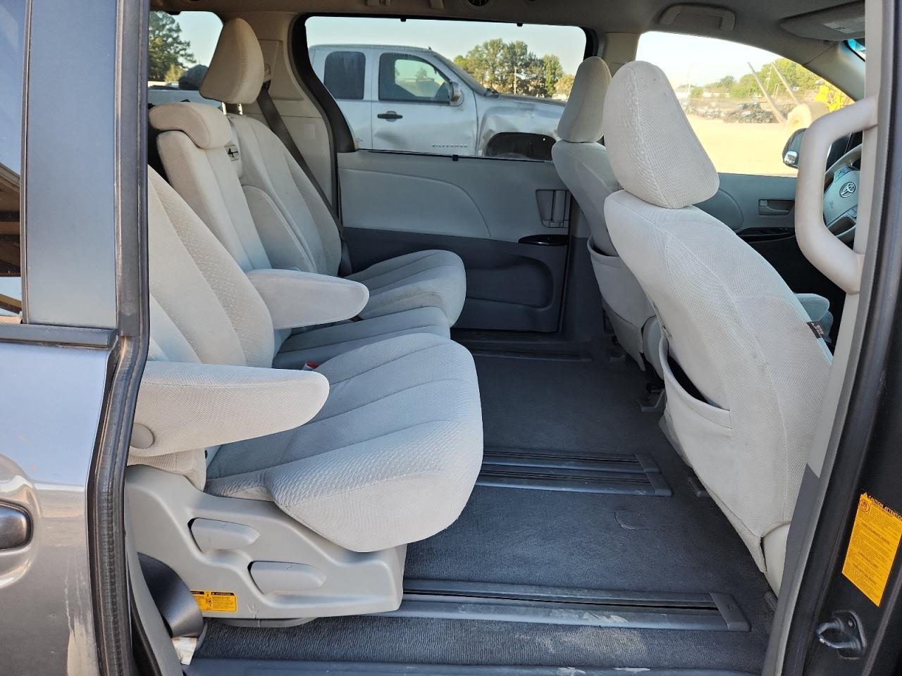 2011 TOYOTA SIENNA