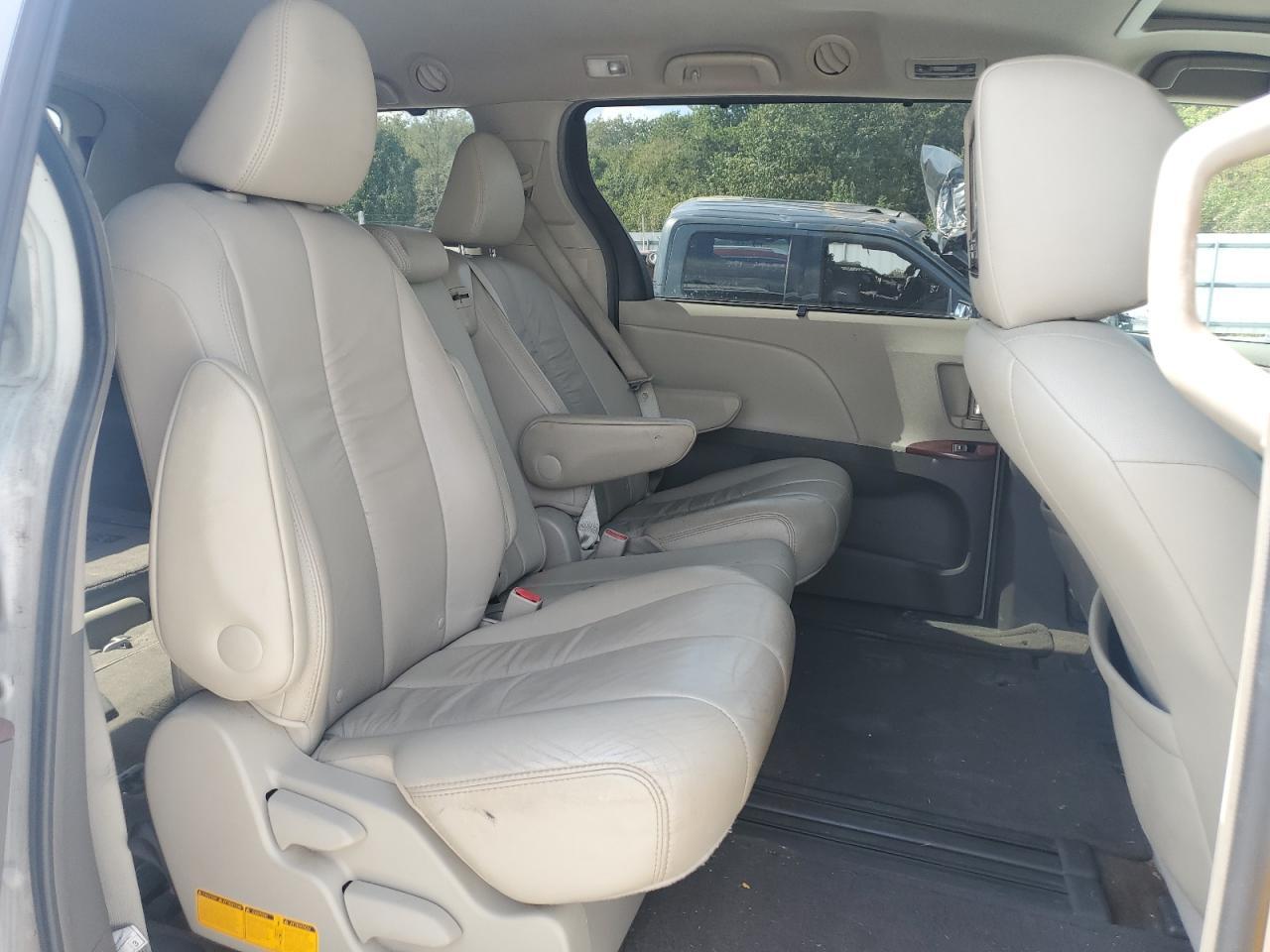 2012 TOYOTA SIENNA