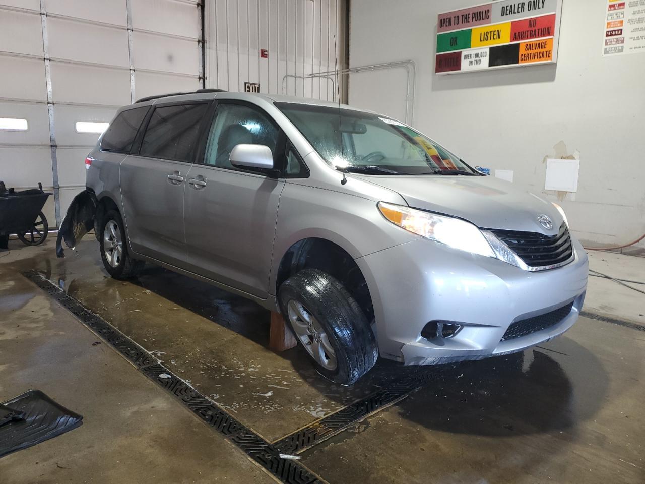 2011 TOYOTA SIENNA