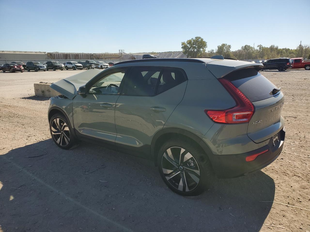 2025 VOLVO XC40