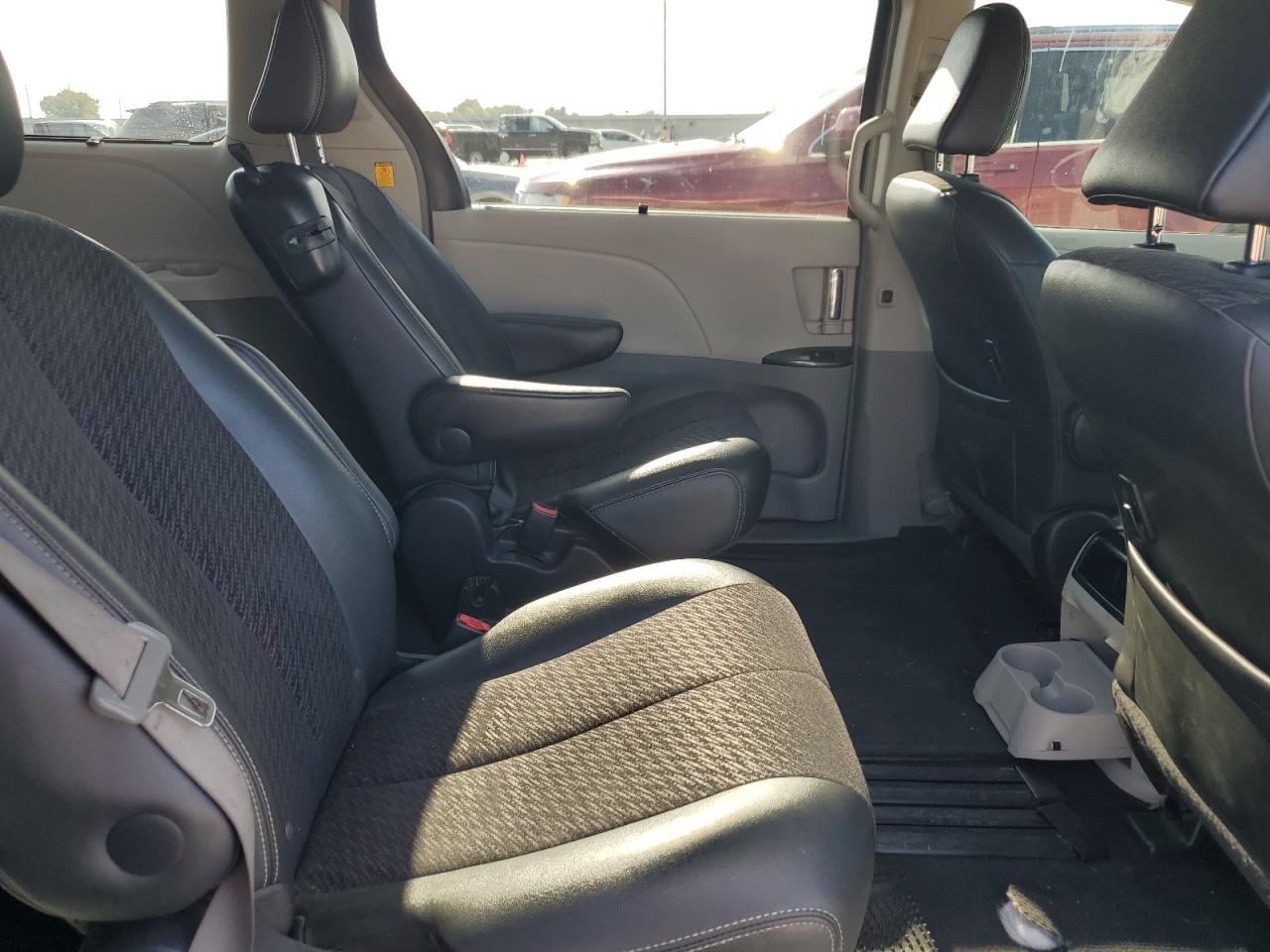 2011 TOYOTA SIENNA