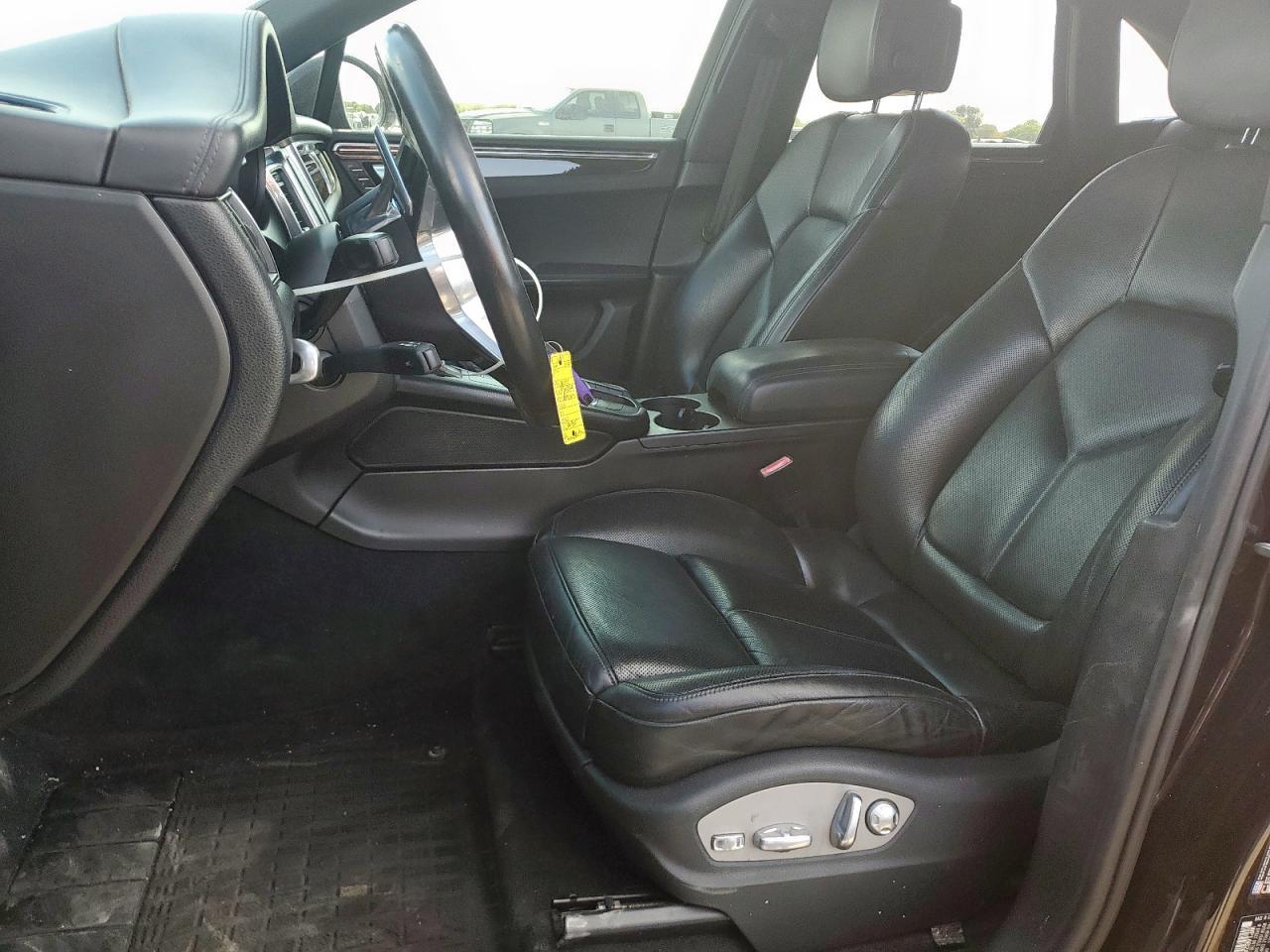 2016 PORSCHE Macan