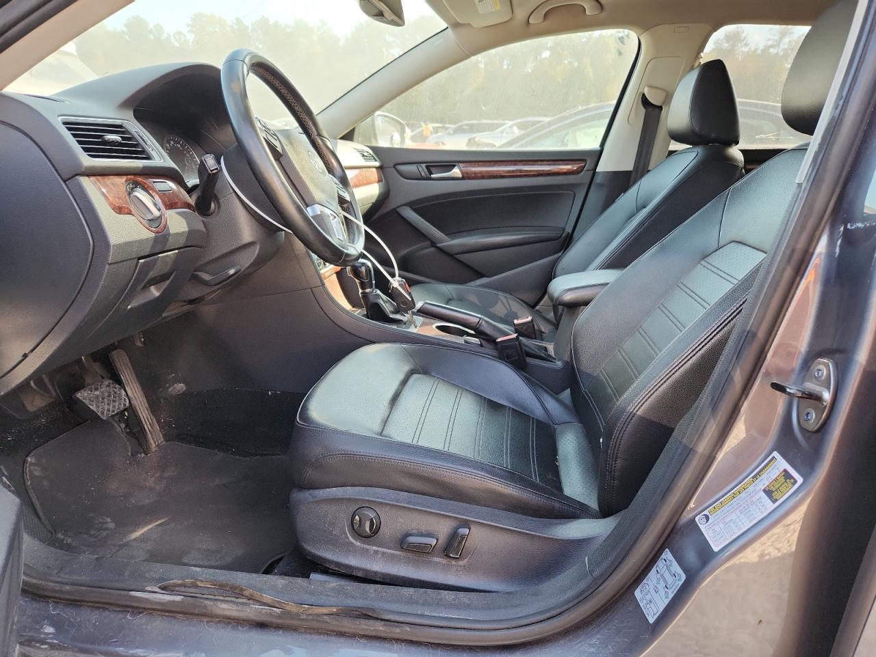 2013 VOLKSWAGEN Passat