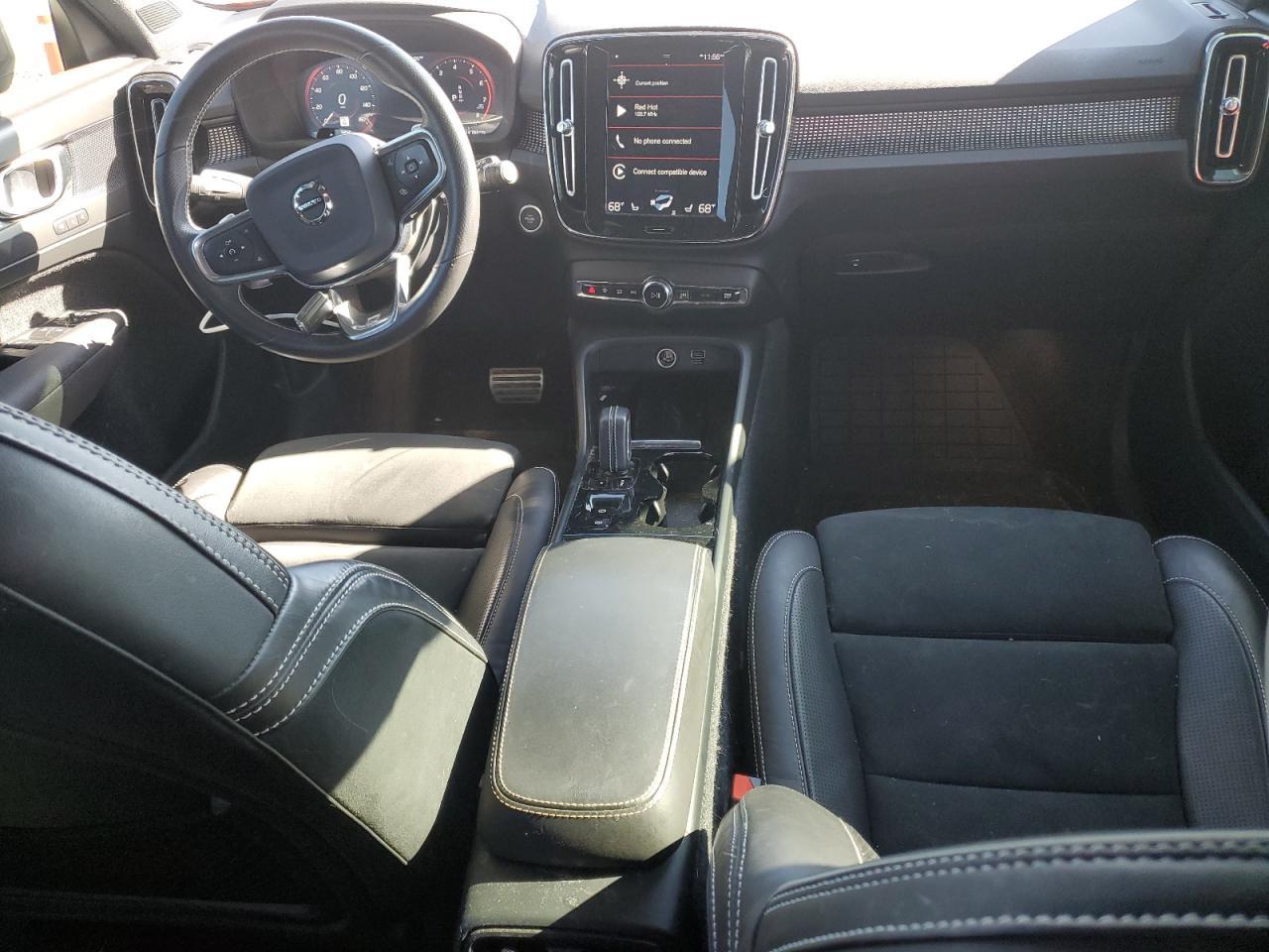 2020 VOLVO XC40