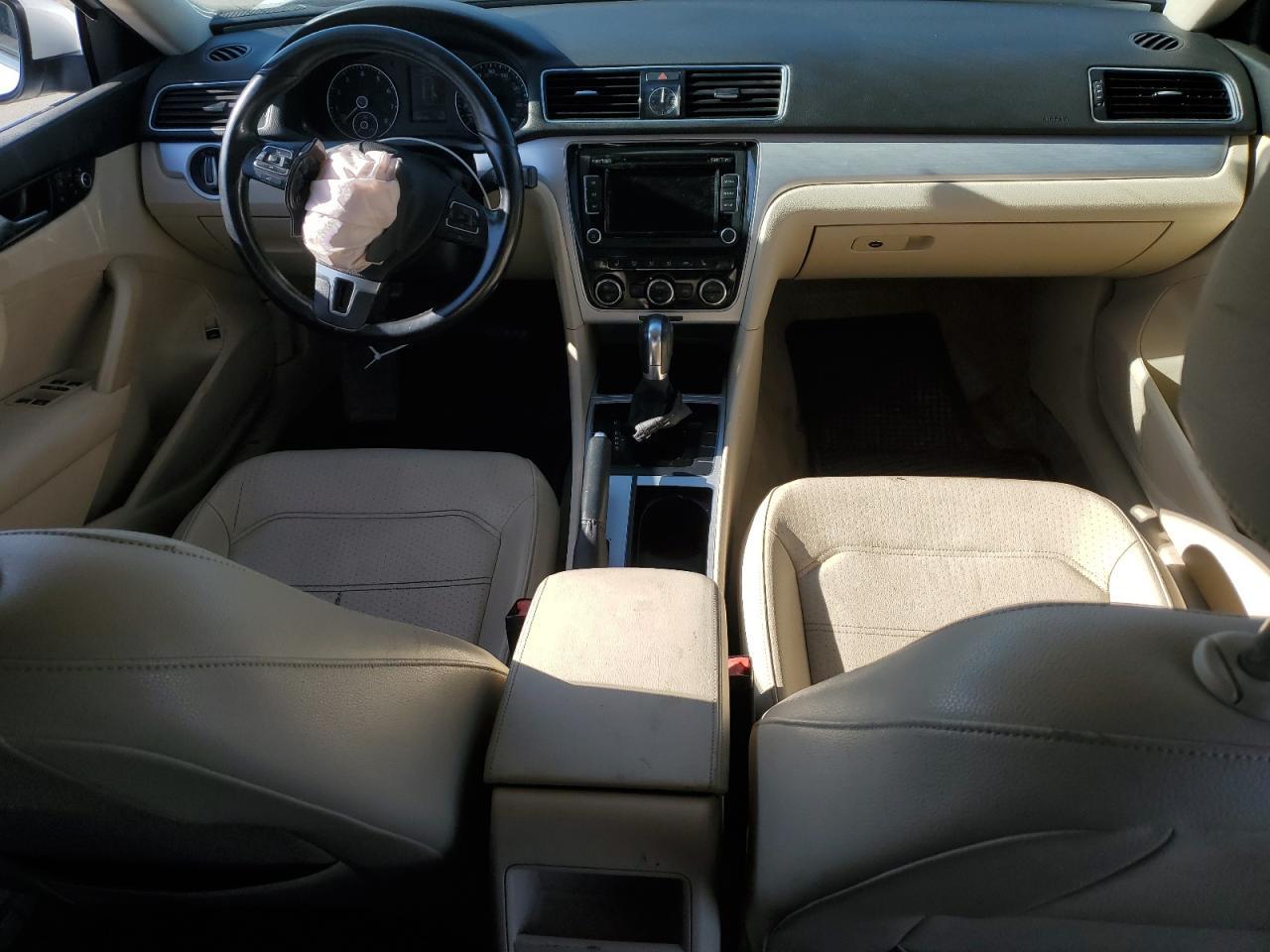 2012 VOLKSWAGEN Passat