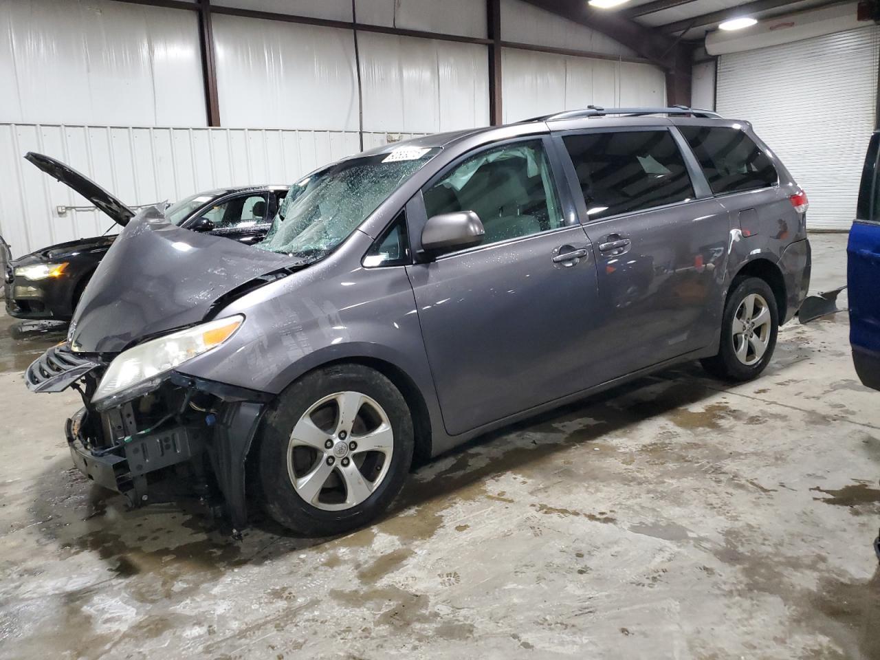 2013 TOYOTA SIENNA