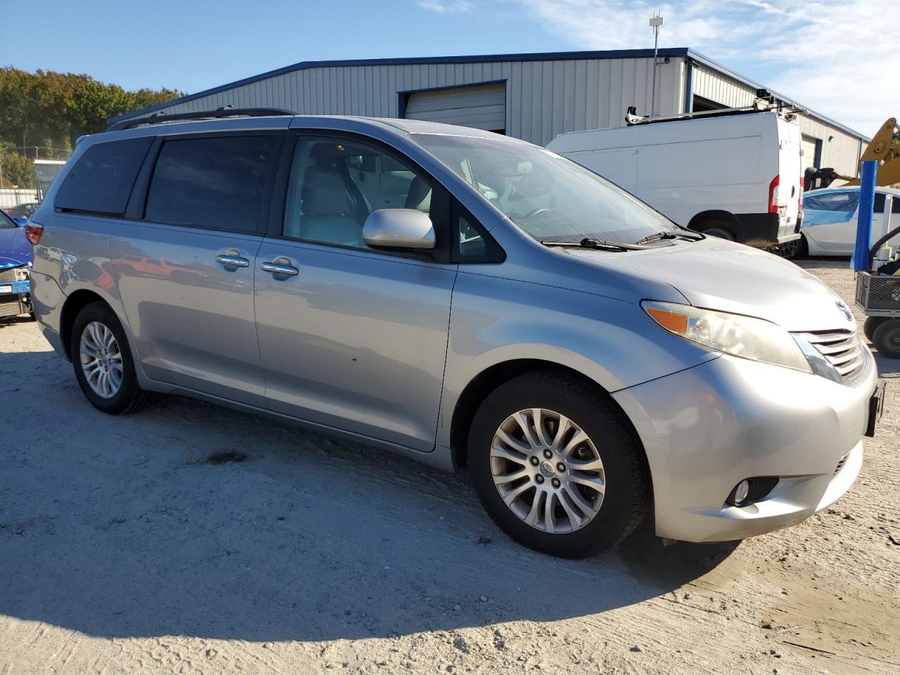 2015 TOYOTA SIENNA